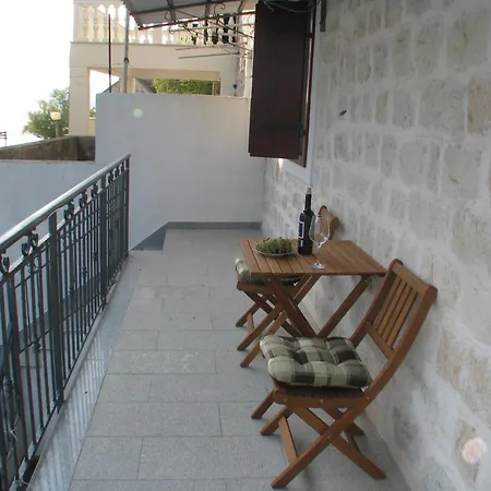 Apartment In Stone House On Seaside Kastela