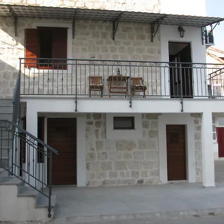 Apartment In Stone House On Seaside Kastela